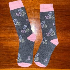 Men’s grey and pink rose socks